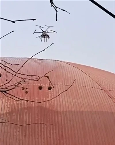 Veilige drone voor het reinigen van muren in plaats van een hangmand